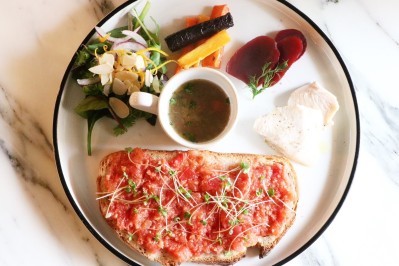 Tomate Tartine meal